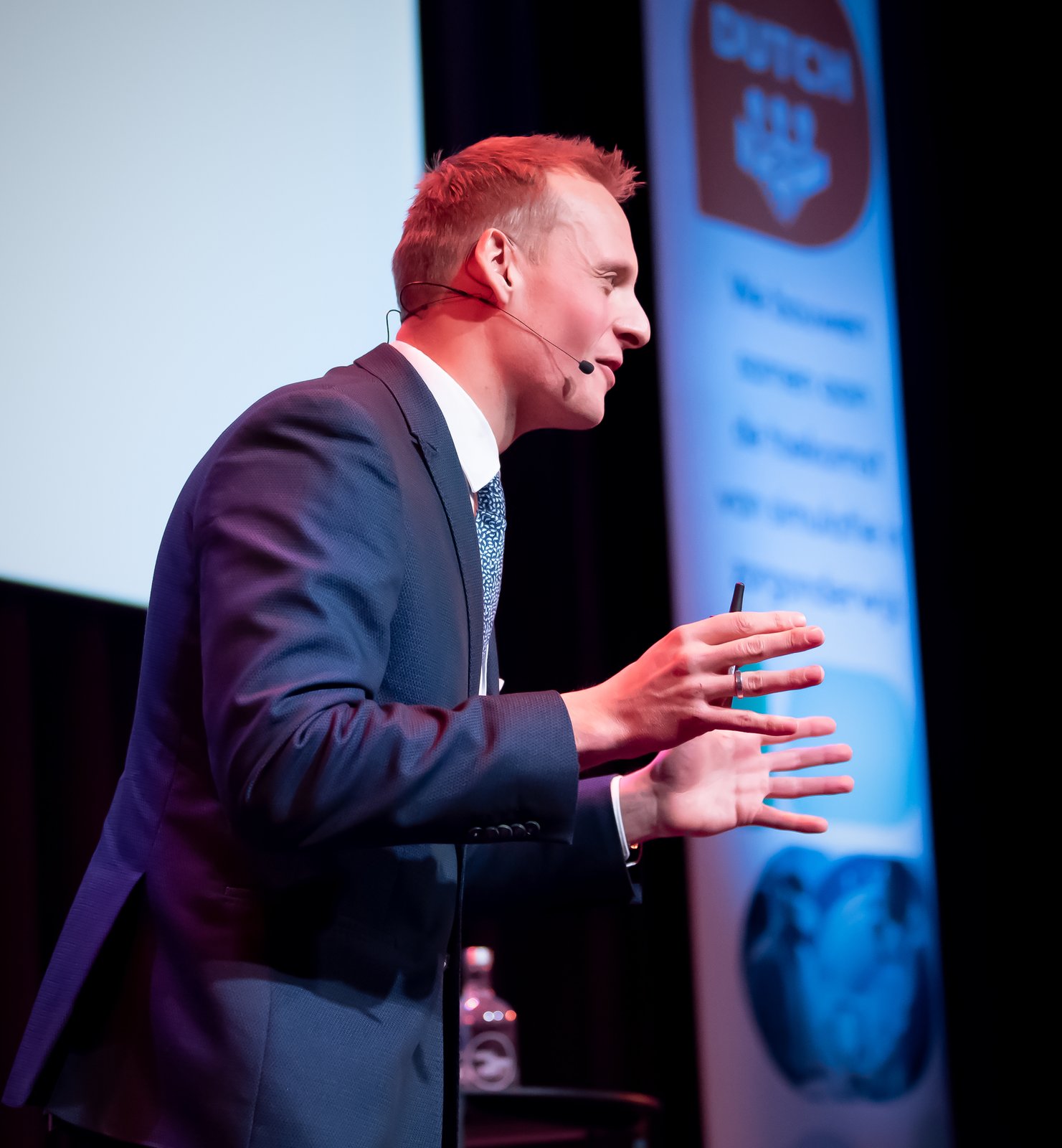 Leander spreekt de zaal toe, zijaanzicht